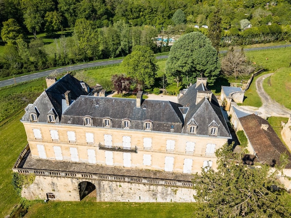 Un grand bâtiment historique doté de nombreuses fenêtres et d’une entrée imposante.