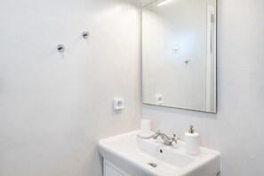 Suihku, hiustenkuivaaja, pyyhkeet