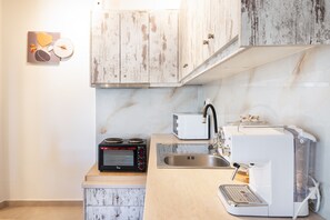 Fridge, microwave, stovetop, coffee/tea maker