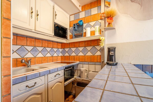 Refrigerador, microondas, horno, placa de cocina