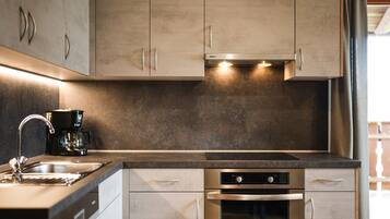 Kühlschrank, Ofen, Herdplatte, Geschirrspüler