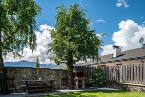Outdoor dining - Apartment 'Hofblick' with Mountain View, Private Terrace and Wi-Fi (Rodeneck)
