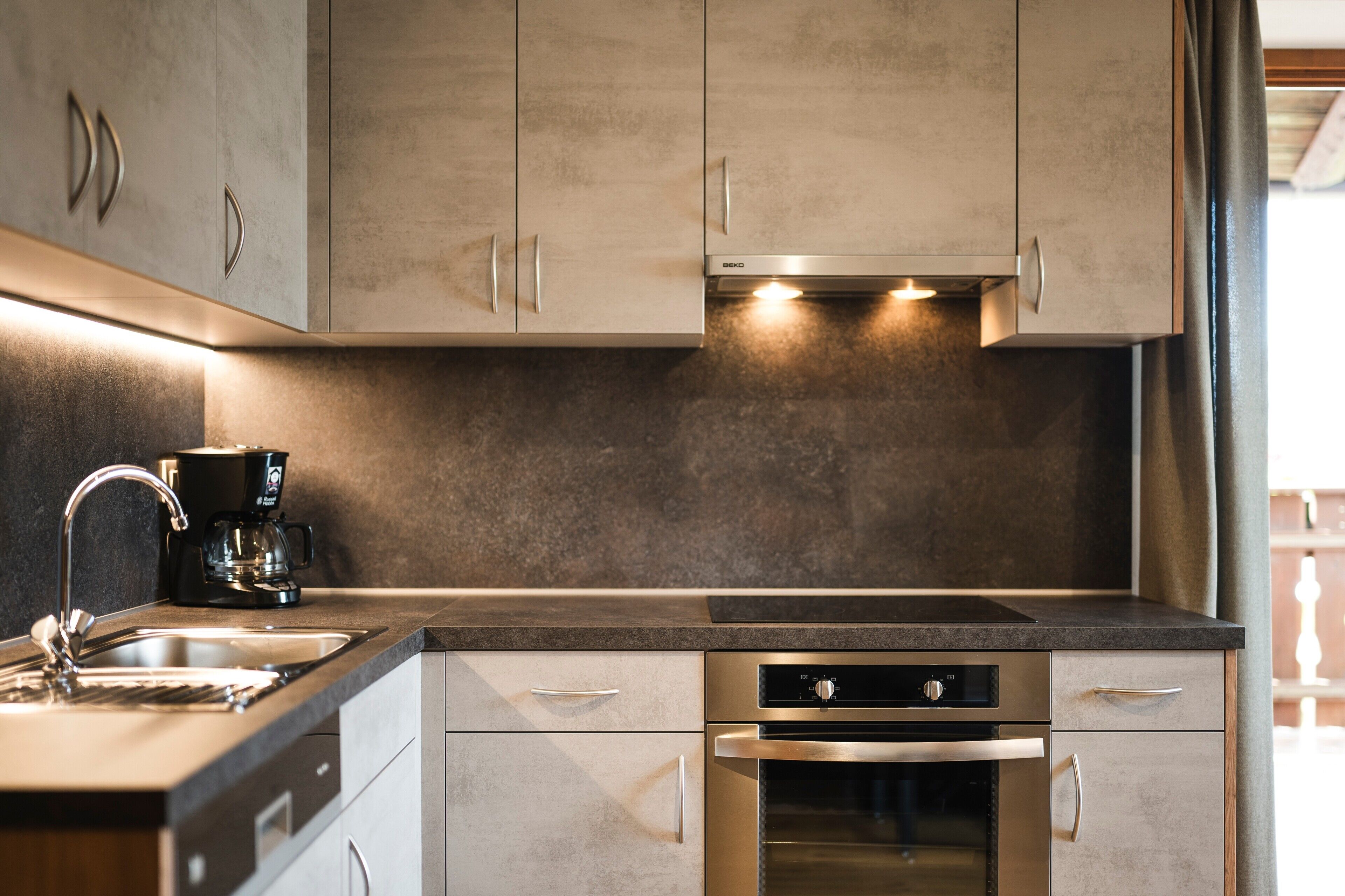 Frigorifero, forno, piano cottura, lavastoviglie