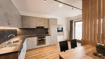 Frigorifero, forno, piano cottura, lavastoviglie