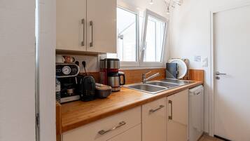 Kjøleskap, mikrobølgeovn, ovn og kokeplater