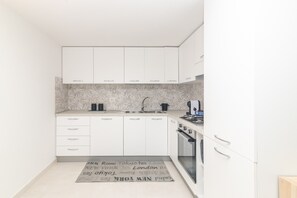 Fridge, stovetop, dishwasher, coffee/tea maker