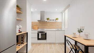 Een koelkast, een magnetron, een oven, een kookplaat