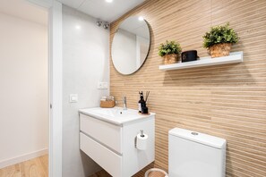 シャワー、ヘアドライヤー、タオル