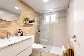 Dusche, Haartrockner, Handtücher