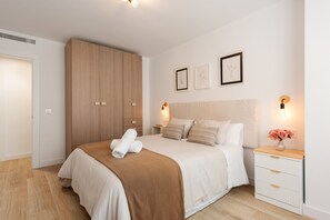 3 bedrooms, iron/ironing board, free WiFi, bed sheets - Central Apartment 'Apartamento Centrico Mar' with Wi-Fi and Air Conditioning (Málaga)