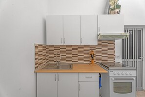 Fridge, microwave, oven, stovetop - Holiday Apartment 'Bonito Apartamento En Tenerife Sur' with Sea View, Terrace & Wi-Fi (Guía de Isora)