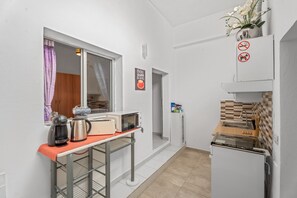 Kjøleskap, mikrobølgeovn, ovn og kokeplater