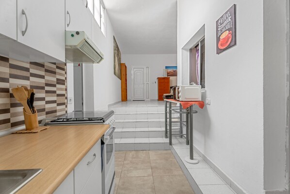 Jääkaappi, mikroaaltouuni, uuni, liesi