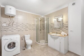 Dusche, Haartrockner, Handtücher