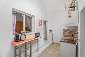 Fridge, microwave, oven, stovetop - Holiday Apartment 'Bonito Apartamento En Tenerife Sur' with Sea View, Terrace & Wi-Fi (Guía de Isora)