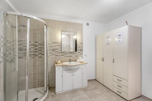 Dusche, Haartrockner, Handtücher