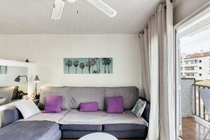 TV - Apartment 'Patricia' with Private Terrace (L'Escala)