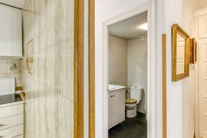 Ein Badezimmer mit Toilette, Waschbecken und Spiegel.
