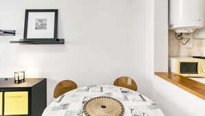Eine moderne Küche mit Mikrowelle, Durchlauferhitzer und einem gerahmten Bild an der Wand.