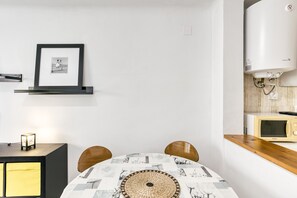 Dining - Apartment 'San Antonio Piso 2' with Shared Terrace (L'Escala)