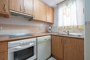 Kjøleskap, mikrobølgeovn, ovn og kokeplater