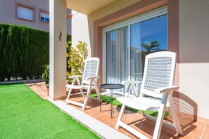 Terrace/patio - Holiday Home 'Isla Bonita' with Sea View, Wi-Fi and Air Conditioning (Mont-roig del Camp)