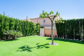 Property grounds - Holiday Home 'Isla Bonita' with Sea View, Wi-Fi and Air Conditioning (Mont-roig del Camp)