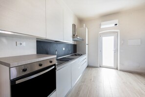 Jääkaappi, mikroaaltouuni, uuni, liesi