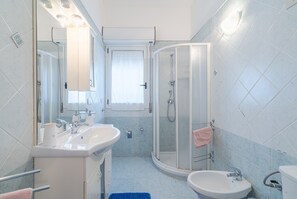 Een douche, een haardroger, handdoeken