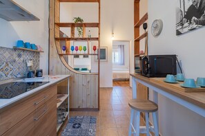 Køleskab, mikrobølgeovn, kogeplade, kaffe-/temaskine