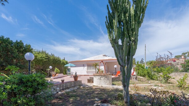 A house with a white exterior, a cactus in the foreground, and a clear blue sky. - Villa 'Nonna Anna' with Pool, Private Terrace, Wi-Fi, Wood Oven, and Barbecue (Siracusa)