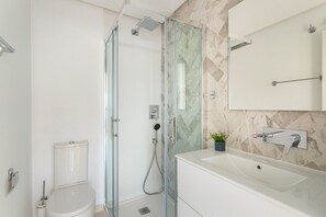 Douche, séchoir à cheveux, serviettes fournies