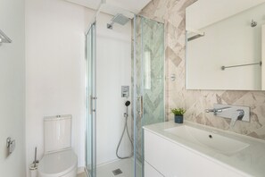 Een douche, een haardroger, handdoeken