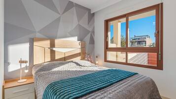 3 slaapkamers, een strijkplank/strijkijzer, gratis wifi, beddengoed