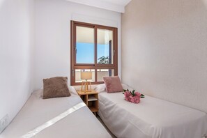 3 slaapkamers, een strijkplank/strijkijzer, gratis wifi, beddengoed