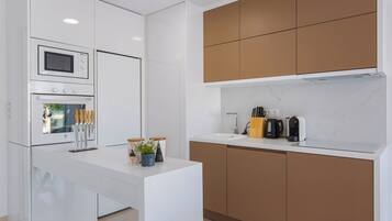 Frigorífico, microondas, horno y placa de cocina