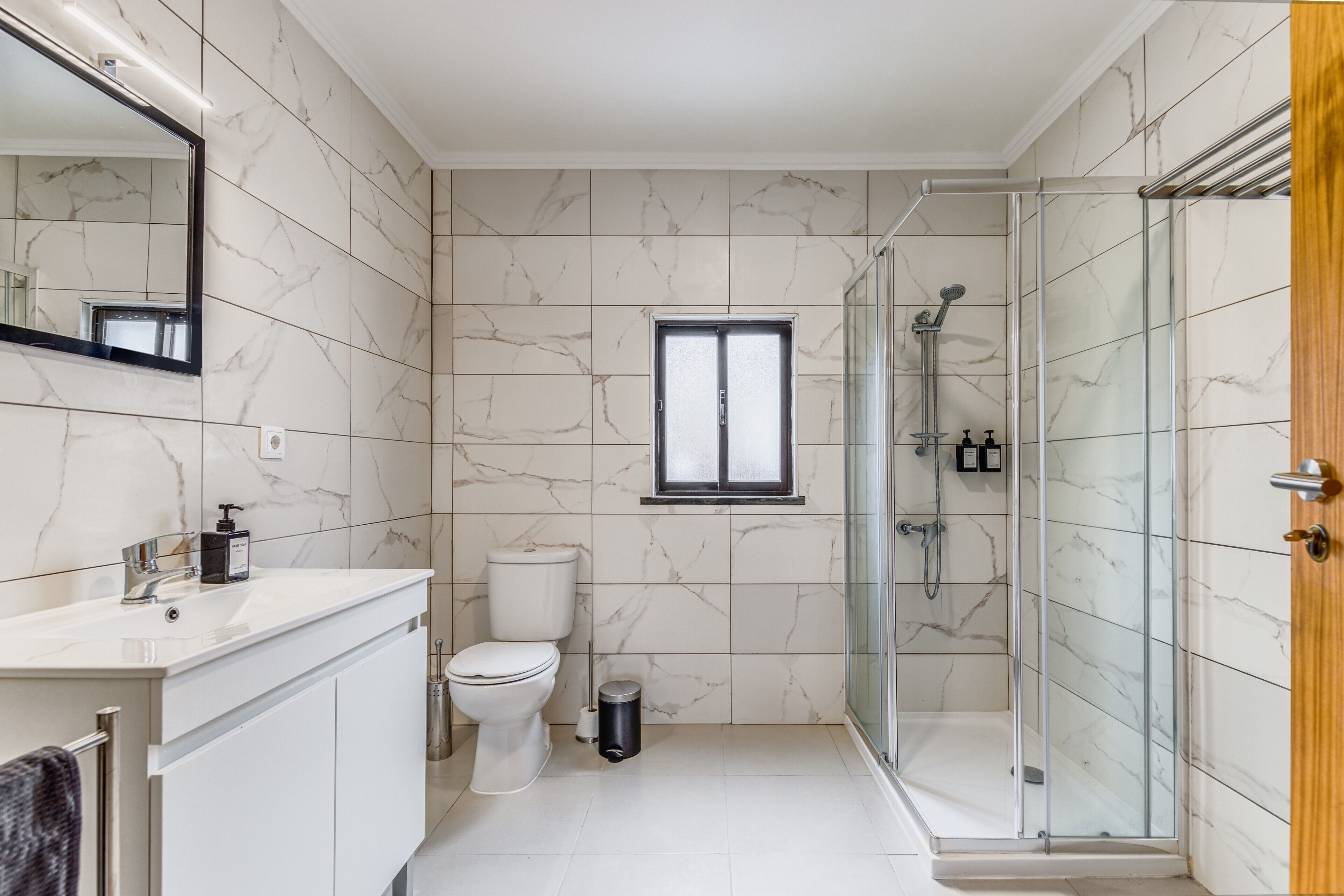 Ducha, secador de pelo y toallas