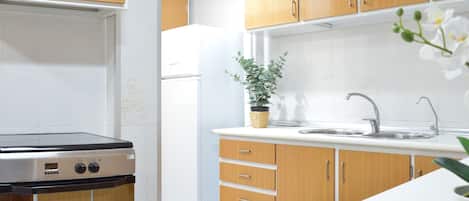 Réfrigérateur, four à micro-ondes, un four, surface de cuisson