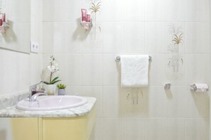 Dusche, Haartrockner, Handtücher