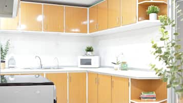 Køleskab, mikrobølgeovn, ovn, kogeplade