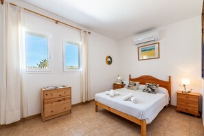 4 bedrooms, free WiFi, bed sheets - Holiday Home 'Casa Es Vedrà' with Sea View, Wi-Fi and Air Conditioning (Sant Francesc de Formentera)