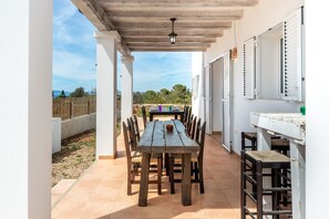 Outdoor dining - Holiday Home 'Casa Es Vedrà' with Sea View, Wi-Fi and Air Conditioning (Sant Francesc de Formentera)