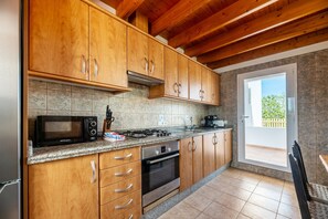 Fridge, microwave, oven, stovetop - Holiday Home 'Casa Es Vedrà' with Sea View, Wi-Fi and Air Conditioning (Sant Francesc de Formentera)