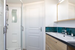 Chuveiro, secador de cabelo, toalhas de banho 