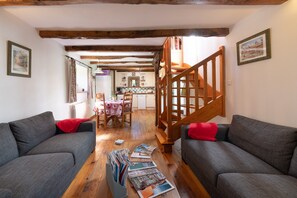 Télévision, lecteur de DVD, table de tennis de table