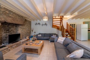 Tv, dvd-spelare och ett bordtennisbord