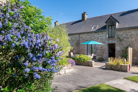 Exterior. Cottage 'Domaine De Lestroué- Île Aux Moines' with Shared Pool, Private Terrace and Wi-Fi