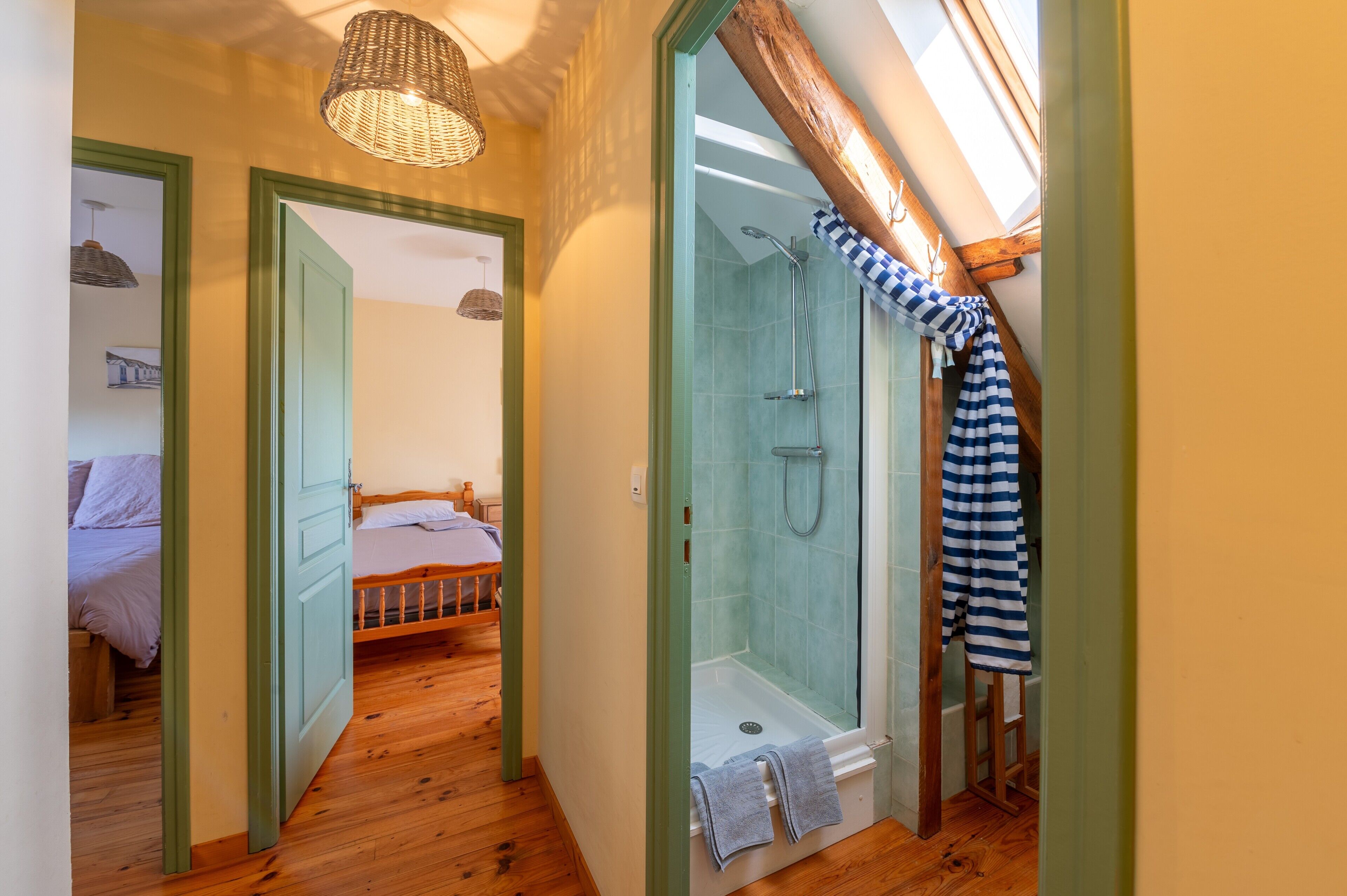 4 chambres, fer et planche à repasser, Wi-Fi gratuit, draps fournis