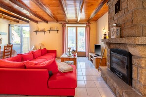 Een televisie, een dvd-speler en een tafeltennistafel