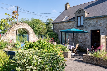 Outdoor dining. Cottage 'Domaine De Lestroué - Belle-île' with Shared Pool, Private Terrace and Wi-Fi